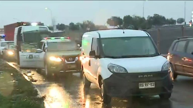 Doble encerrona terminó en robo millonario: Dejaron camioneta en medio de la autopista