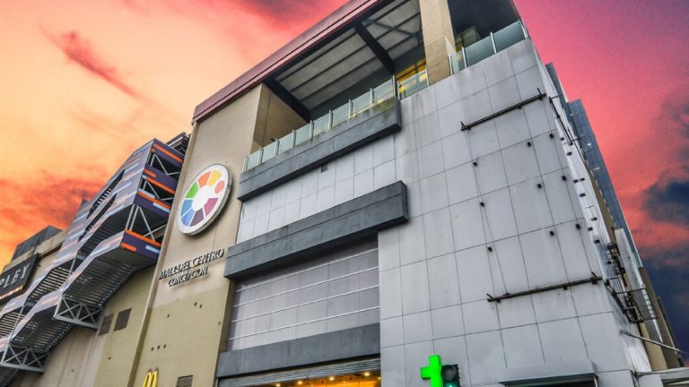 Joven de 19 años se encuentra en estado crítico tras caer desde el quinto piso de un mall en Concepción