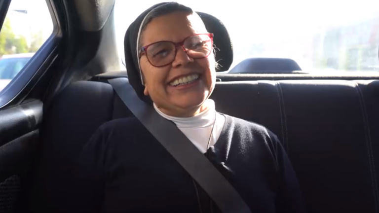 Taxi Libre: La mirada del Chile real de la hermana Nora Valencia