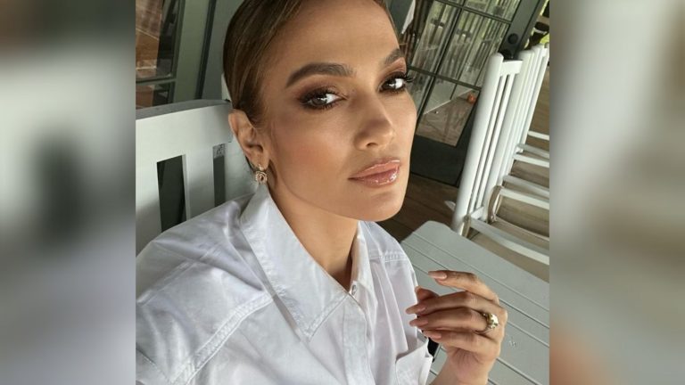 Jennifer López se ríe tras sufrir percance y romper sus leggins durante show