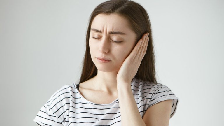 Otitis: Síntomas más frecuentes, tratamientos y por qué es peligroso usar un cucurucho con fuego