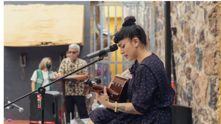 Mon Laferte visitó a reclusas y les cantó en México: 