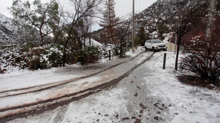 Camino a Farellones se mantendrá cerrado hasta el viernes por nevadas