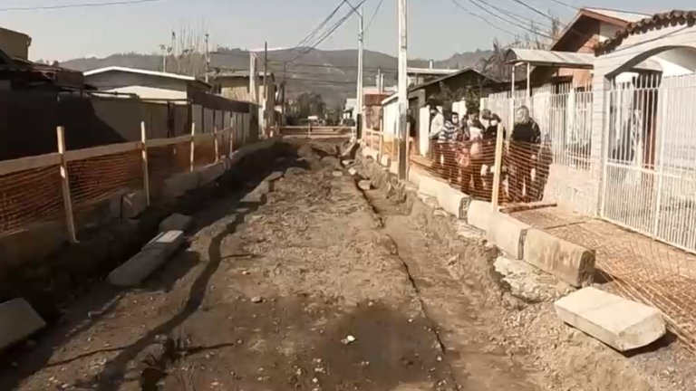 Chile a Medias: Vecinos de Recoleta llevan meses esperando el arreglo de un pasaje