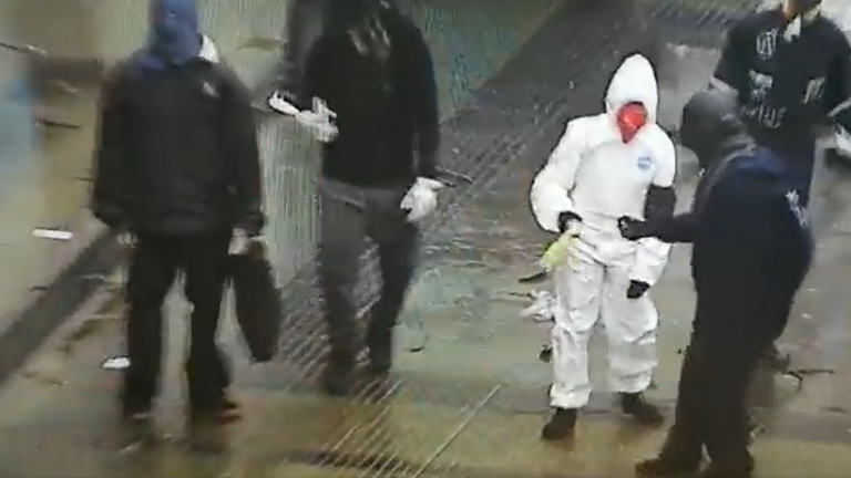 Overoles blancos lanzaron objetos incendiarios: Detuvieron a un adolescente fuera del Instituto Nacional