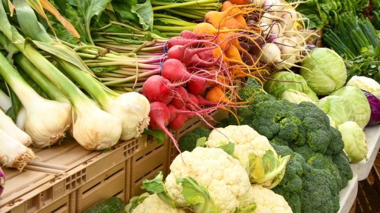 Desde frutas hasta verduras: Los alimentos que debes incluir en tu dieta diaria para fortalecer el sistema inmune en invierno