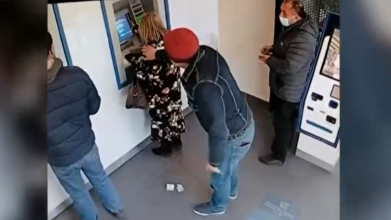 Tras insólito robo a adulta mayor: Estas son las medidas para evitar fraudes en cajeros automáticos