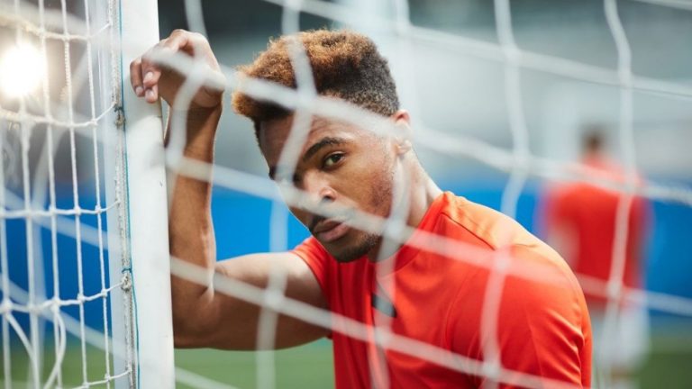 ¡Casi lo pillan! Hombre jugó fútbol con cinco desconocidos para ocultar una infidelidad