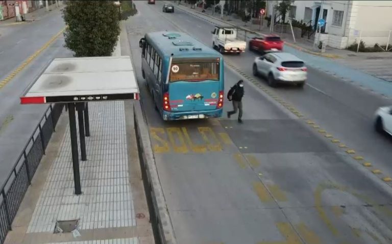 Insólito: Pasajeros de micros rurales deben bajar en plena calle porque paraderos están del lado izquierdo