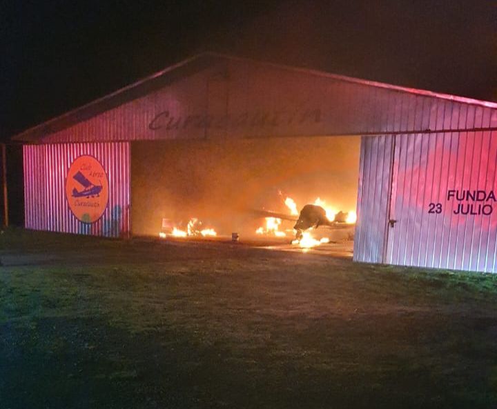 Ataque incendiario en club aéreo de Curacautín dejó al menos 3 avionetas quemadas