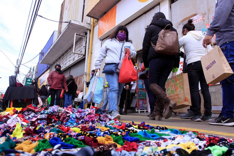 Alerta por alza de comercio informal: Uno de cada tres personas trabajan de manera irregular en Chile