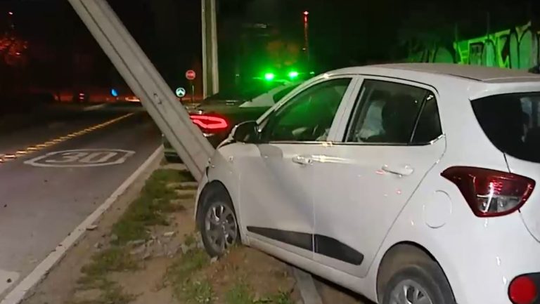 Tremendo choque: Auto quedó prácticamente incrustado en poste en Quilín