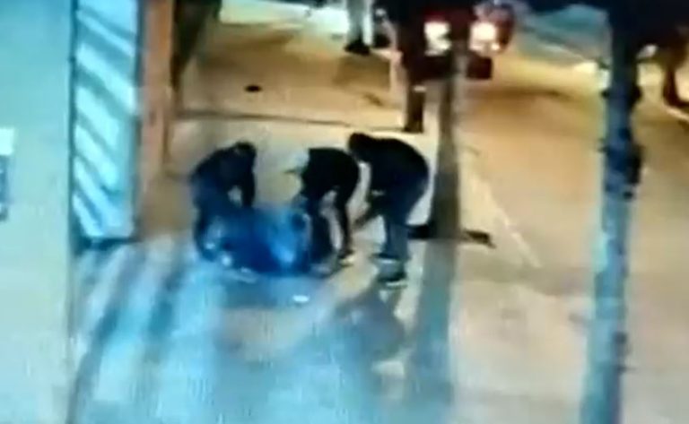 Jóvenes fueron asaltados y golpeados en pleno barrio Bellavista: Robo terminó en una balacera