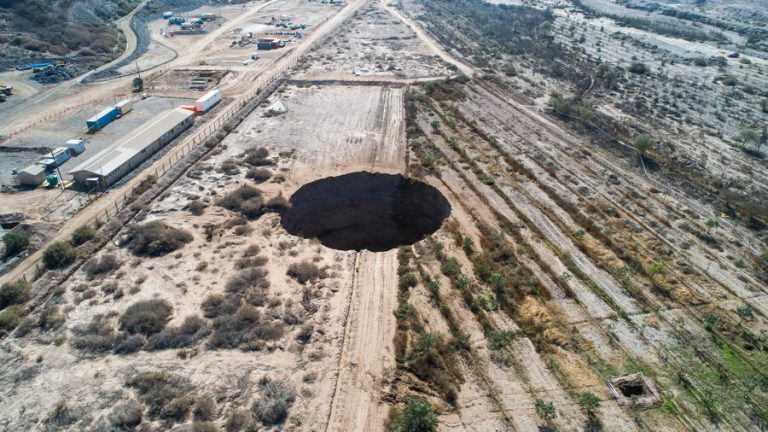 Alerta por socavón en Tierra Amarilla: Comunidad asegura que se está extendiendo y que aparecieron grietas