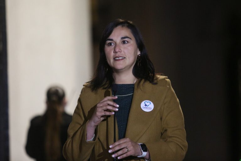 Luis Thayer Ojeda: El lapsus de la ministra Izkia Siches con el director del Servicio Nacional de Migraciones