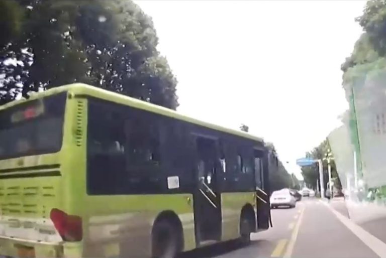 Captan a bus transitando en reversa y sin conductor en China: Se había bajado apurado