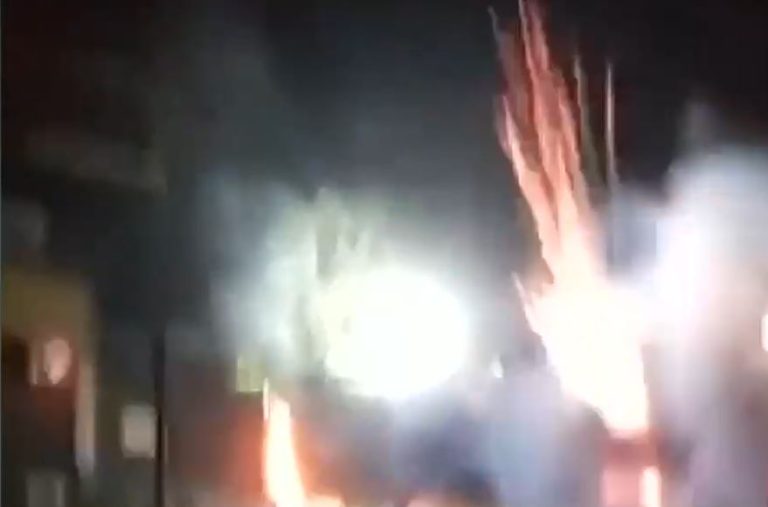 Manifestaciones con fuegos artificiales en el CDA: Hinchas reclaman por mala racha de la U