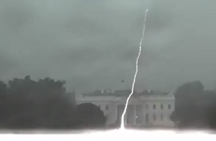 El momento en que un rayo cae cerca de la Casa Blanca: Dos personas murieron tras el impacto