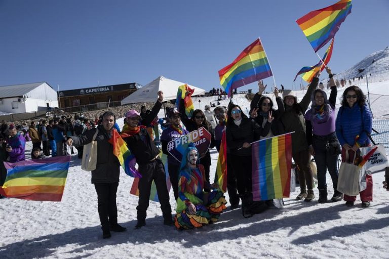 Para activar el turismo: Primera versión del Pride Ski tiñó la nieve de colores en Farellones