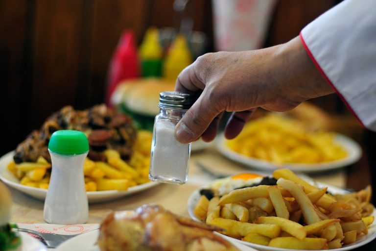 Chilenos consumen en exceso: ¿Cuáles son los riesgos de la sal yodada?