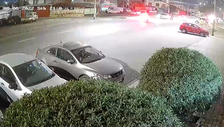 Mujer fue atropellada dos veces por sujeto que era perseguido por Carabineros: Quedó con lesiones graves