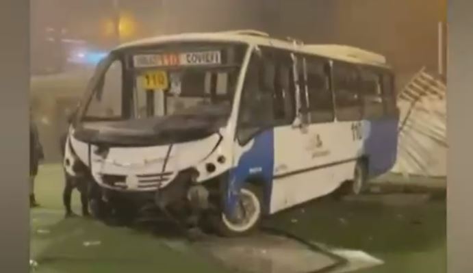 Bus cayó en cancha de fútbol tras chocar con auto: Conductor manejaba bajo la influencia del alcohol