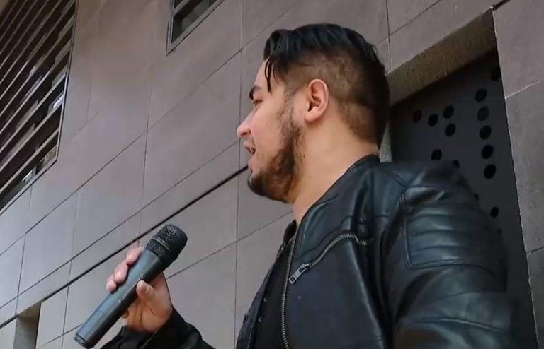 De guardia municipal a artista callejero: Hombre acusa abandono tras ser baleado en operativo