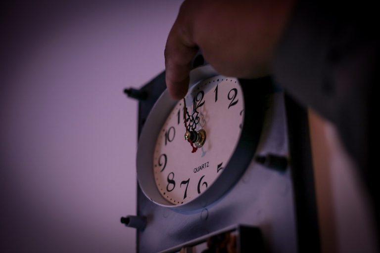 Cambio de hora previo al plebiscito: Gobierno confirma que trabaja en decreto y que 