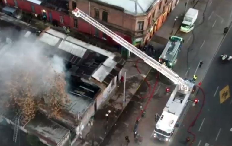 Investigan presunto femicidio frustrado en incendio en Estación Central: Confirman un fallecido
