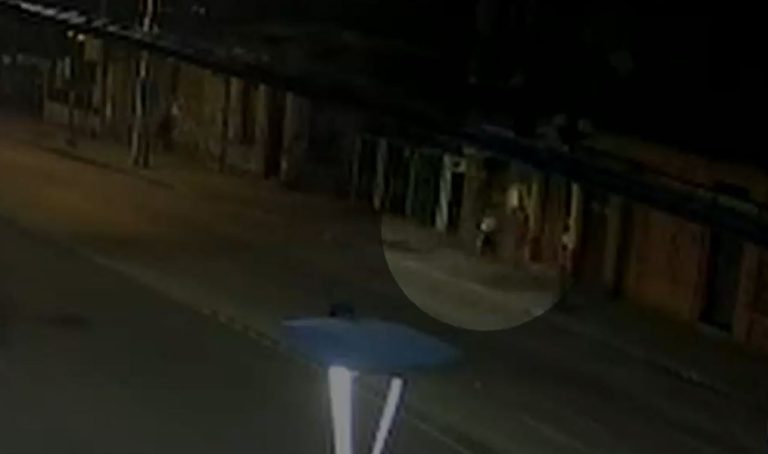 Video captó el momento en que mujer escapó del ataque de ex pareja que terminó en incendio de cité