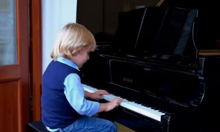 Niño de 5 años es comparado con Mozart: Aprendió a tocar piano por diversión