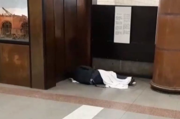 Captan a personas durmiendo en estación Plaza de Armas del Metro