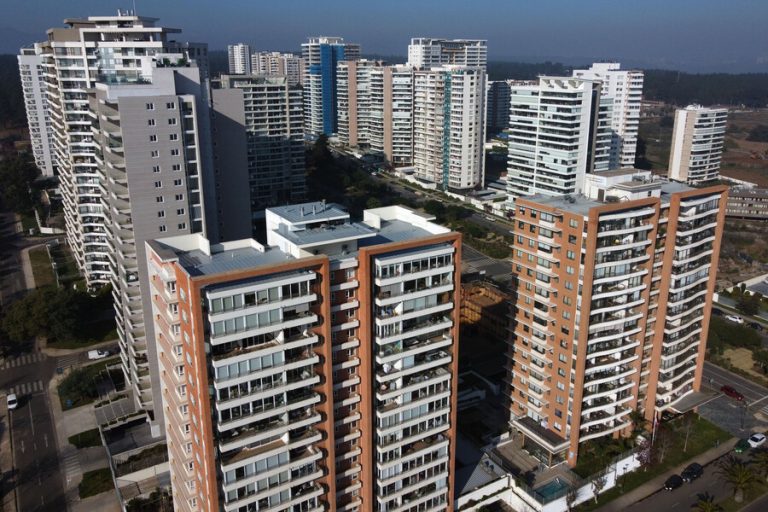 Otro golpe al bolsillo familiar: La UF superará los $34 mil en septiembre tras nueva alza del IPC