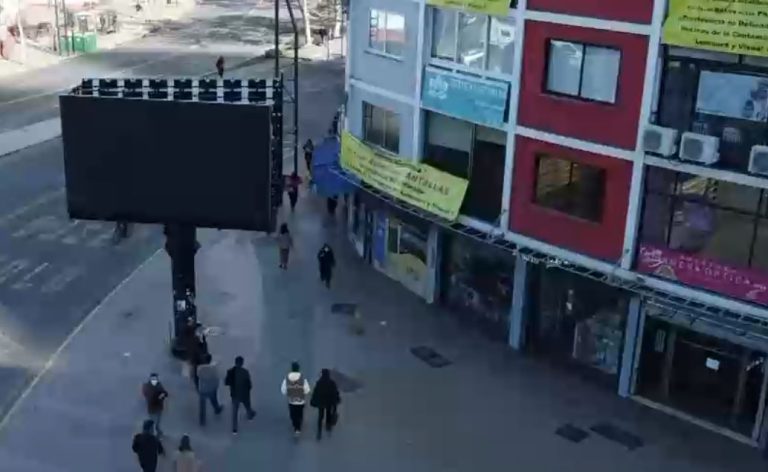 Polémica por pantalla publicitaria instalada a 3 metros de edificio en Providencia