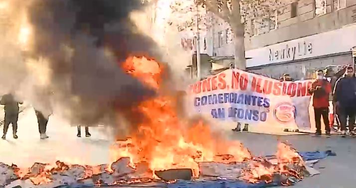 Comerciantes cortaron Alameda con barricadas en barrio Meiggs: Piden soluciones al municipio