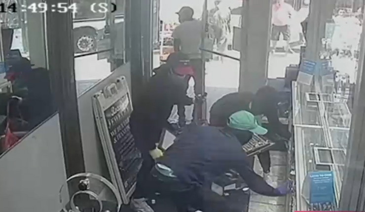 Tardaron solamente 50 segundos: Delincuentes se llevaron más de US$2 millones tras asaltar joyería