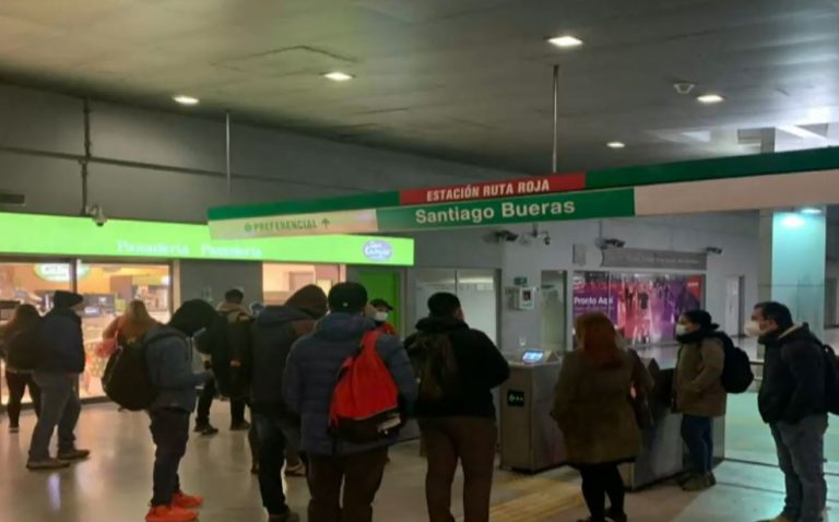 Corte de energía se produjo en Líneas 1 y 5 del Metro de Santiago
