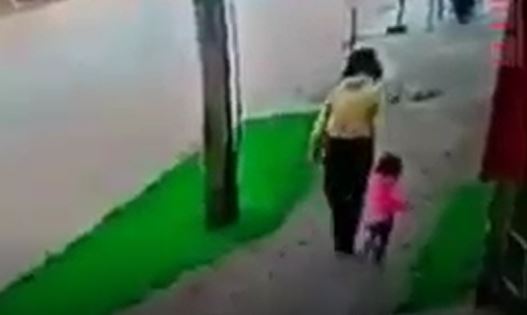 Grave denuncia de maltrato infantil: Graban a mujer golpeando en la calle a su hija en Argentina