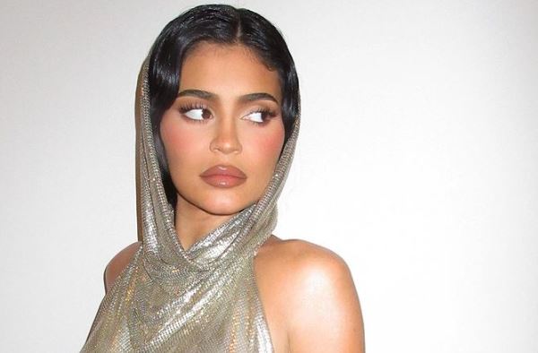 Kylie Jenner usó ropa de diseñador chileno: ¿A qué otras famosas ha vestido Sebastián Albornoz?
