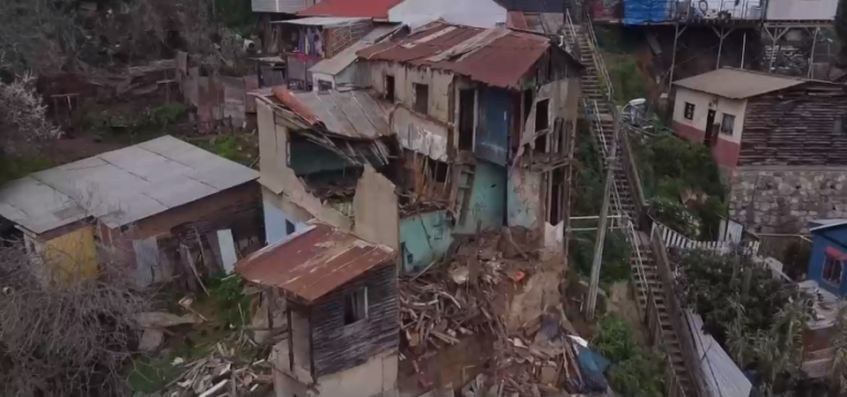 Casa abandonada está a punto de caer sobre otras viviendas en Valparaíso
