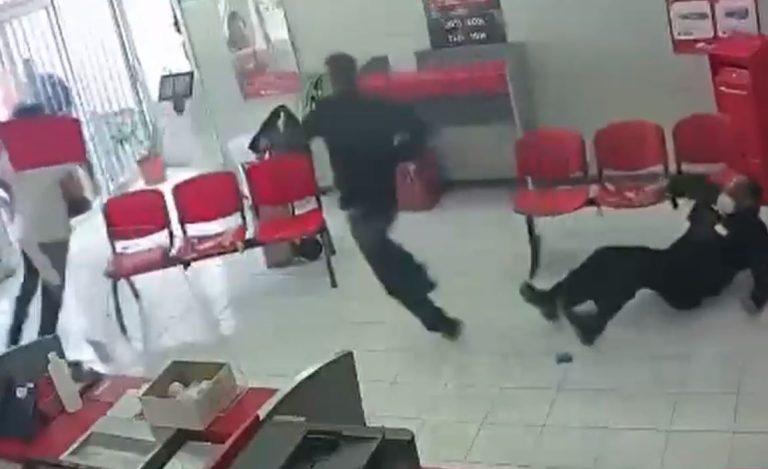 Guardia frustró a combos asalto en sucursal de correo: Cámaras captaron enfrentamiento con delincuentes