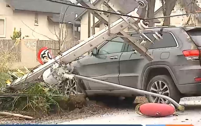 4 mil viviendas quedaron sin luz en Peñalolén luego que auto chocara con un poste