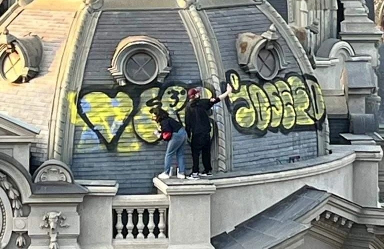 Se tomaron hasta una selfie: Sujetos vandalizaron cúpula del Museo Nacional de Bellas Artes