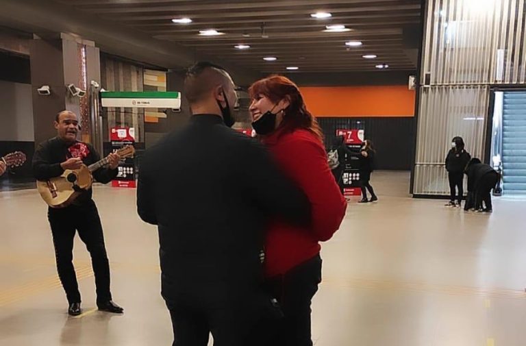Con mariachis incluidos: Pareja de funcionarios del Metro dio el 