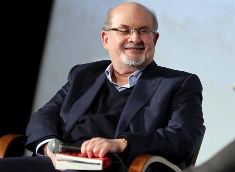 Quién es Salman Rushdie, el escritor que fue apuñalado en plena conferencia en EE.UU tras 30 años de persecución
