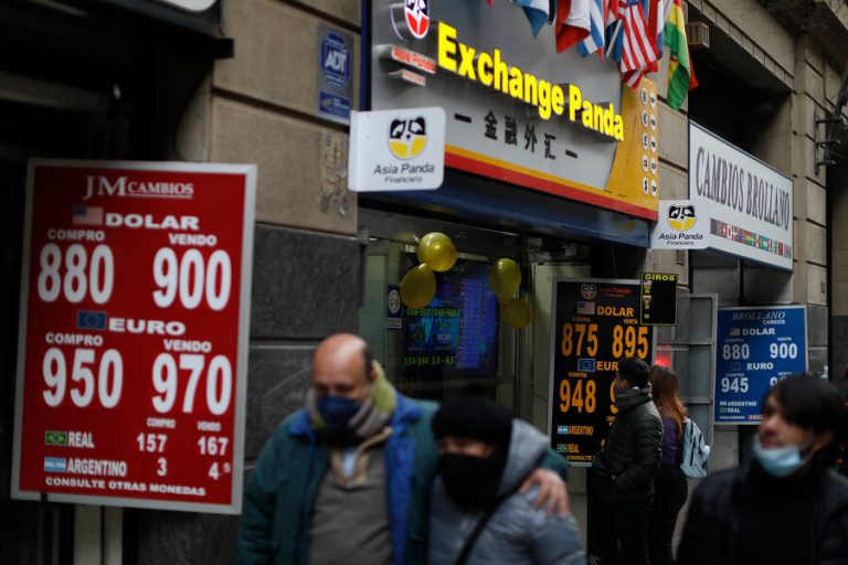 Dueños de casas de cambio advierten regreso de banda de estafadores en Santiago centro