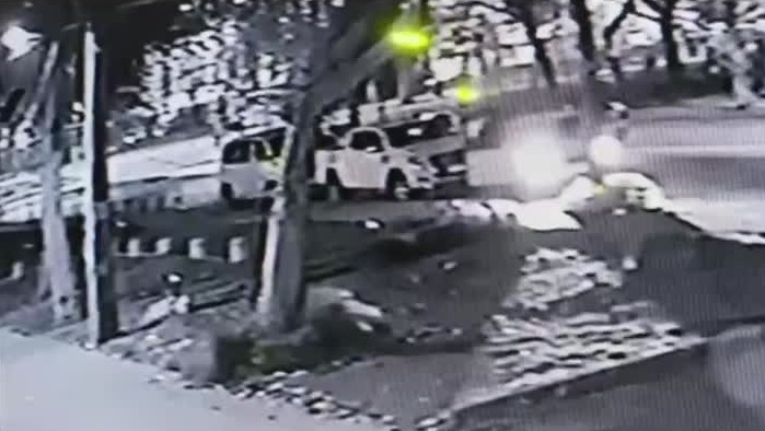 Emitieron disparos al aire: Pareja fue golpeada y sufrió robo de su auto afuera de pizzería en Santiago