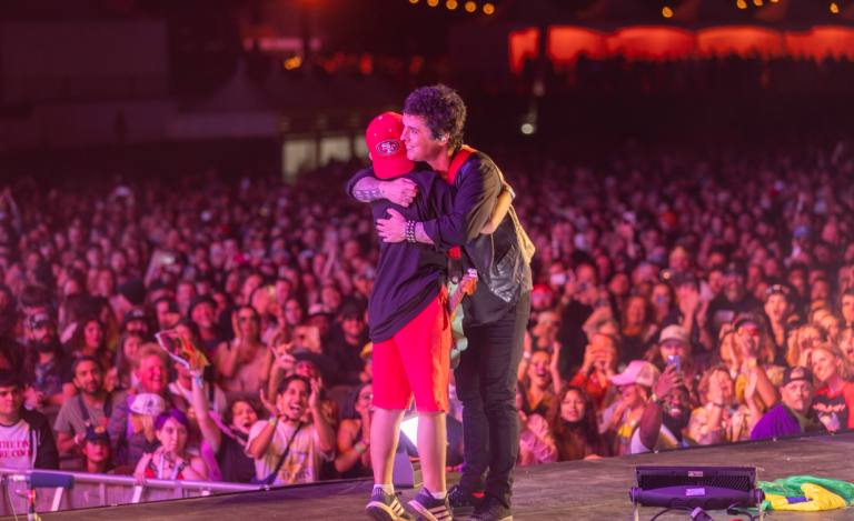 Vocalista de Green Day invitó a un niño a tocar la guitarra en pleno show y luego se la regaló