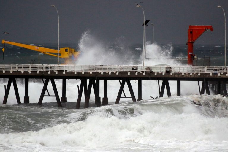Destrucción de viviendas y plataformas: Las consecuencias tras las fuertes marejadas
