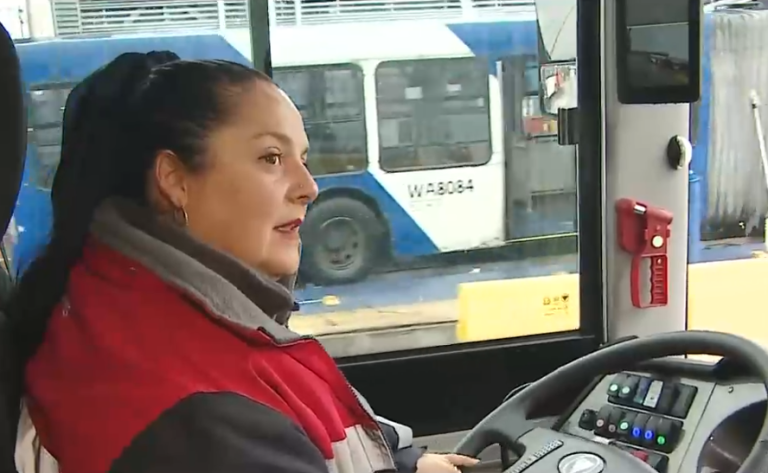 Mujeres al volante: Implementan plan de capacitación para conducir buses en La Pintana